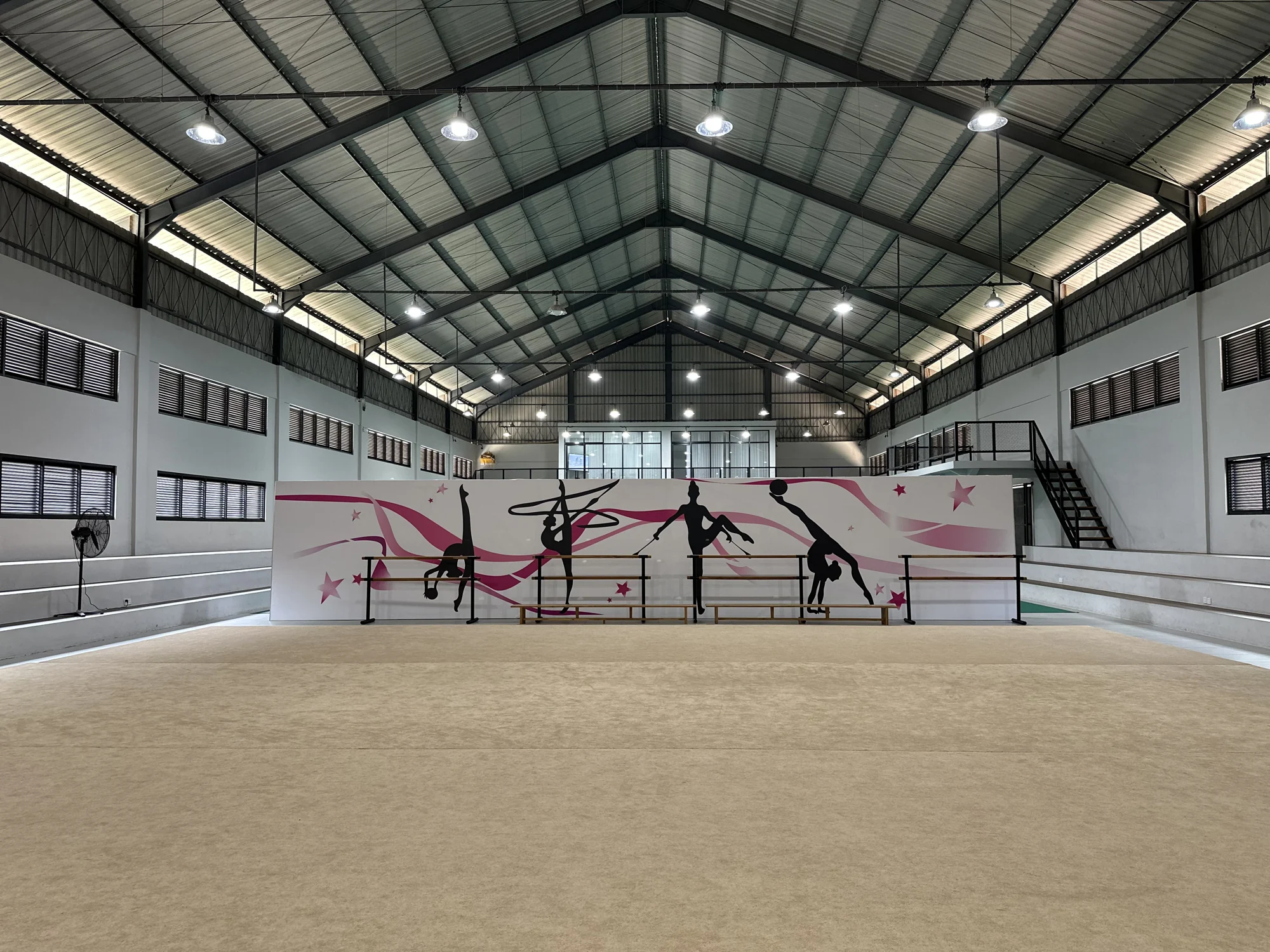 Просторный зал Funtastic с гимнастическим ковром и станками
